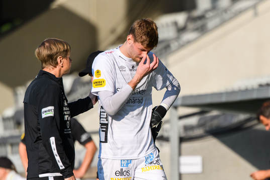 Elfsborgs målvakt Tim Rönning lämnar planen