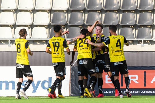 Häckens Patrik Wålemark jublar med lagkamrater