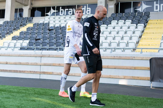 Elfsborgs målvakt Tim Rönning lämnar planen skadad