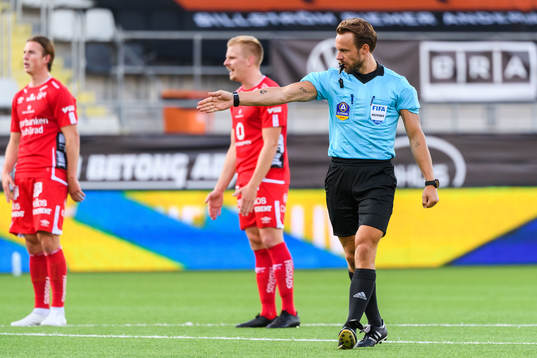 Domare Kristoffer Karlsson pekar på straffpunkten