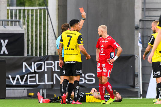 Elfsborgs Simon Strand tilldelas en utvisning