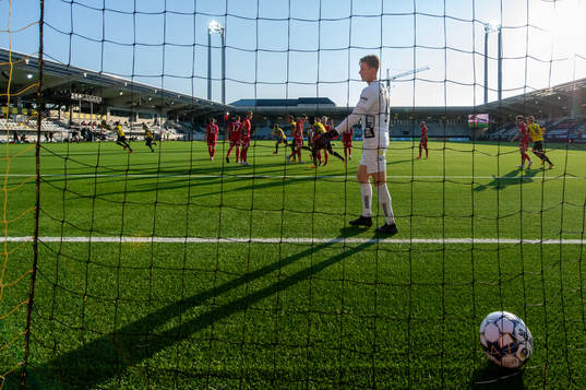 Häckens Patrik Wålemark gör 1-0 bakom Elfsborgs målvakt