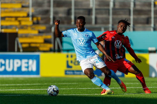 Malmö FFs Bonke Innocent och Östersunds Jordan Attah