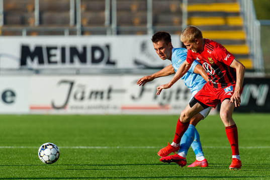 Östersunds Simon Kroon och Malmö FFs Jonas Knudsen
