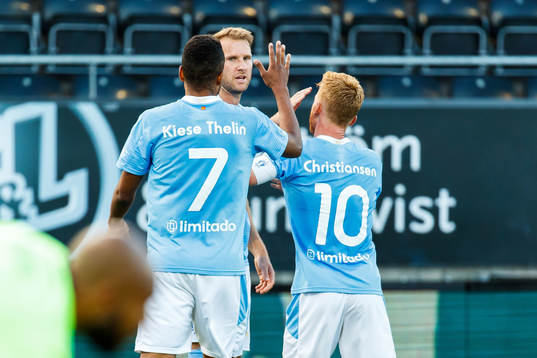 Malmö FFs Ola Toivonen jublar med Isaac Kiese Thelin och