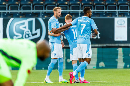 Malmö FFs Ola Toivonen jublar med Isaac Kiese Thelin och