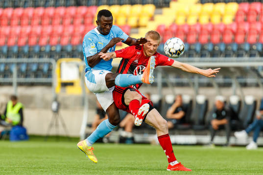 Malmö FFs Bonke Innocent och Östersunds Simon Kroon
