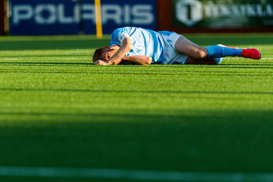 Malmö FFs Anders Christiansen ligger ner och har ont
