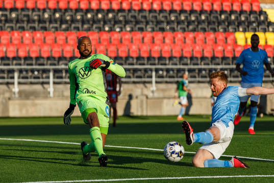 Östersunds målvakt Aly Keita och Malmö FFs Anders