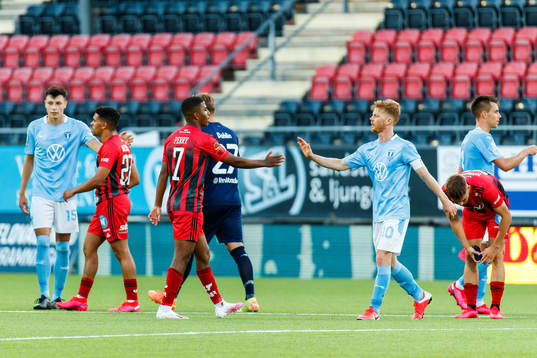 Östersunds Nebiyou Perry tackar Malmö FFs Anders