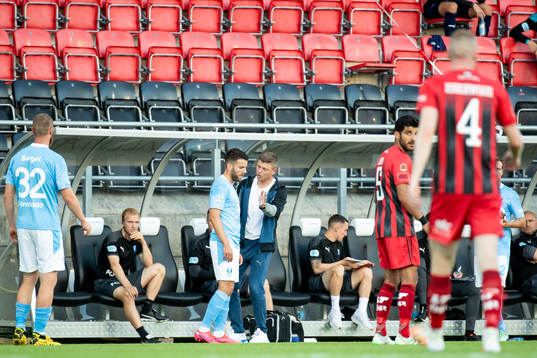 Malmö FFs tränare Jon Dahl Tomasson instruerar Erdal Rakip