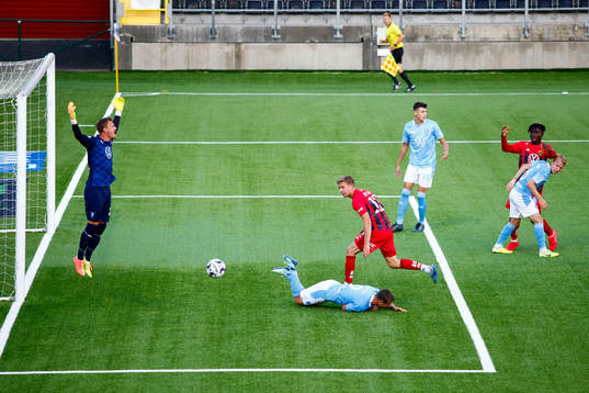 Malmö FFs målvakt Johan Dahlin reagerar på en situation