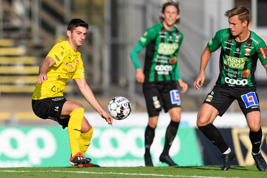 Mjällbys Besard Sabovic och Varbergs Albin Winbo