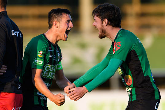Varbergs Astrit Selmani och Robin Tranberg jublar