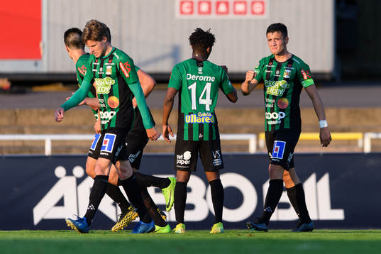Varbergs Astrit Selmani jublar med lagkamrater