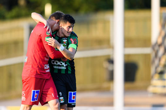Varbergs målvakt August Strömberg och Astrit Selmani
