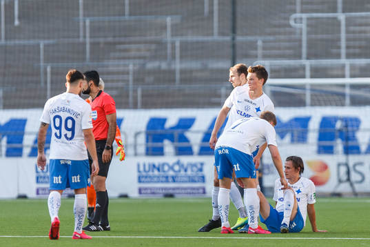 IFK Norrköpings Simon Thern ses om av lagkamrrater