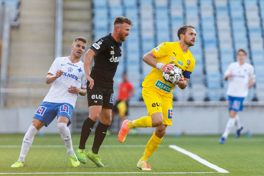 Örebros målvakt Oscar Jansson och Michael Almebäck mot