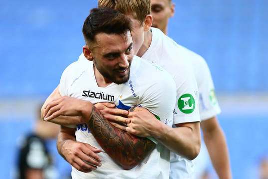 IFK Norrköpings Sead Haksabanovic blir kramad av Ísak