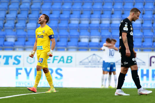 Örebros målvakt Oscar Jansson reagerar