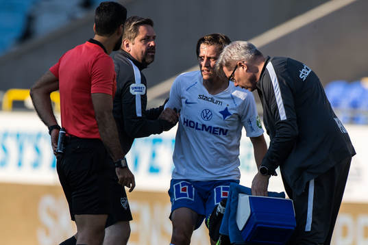 IFK Norrköpings Simon Thern får hjälp av planen