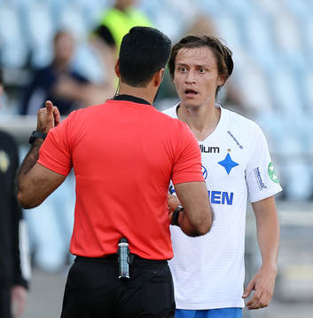 IFK Norrköpings Simon Thern reagerar på domare Mohammed