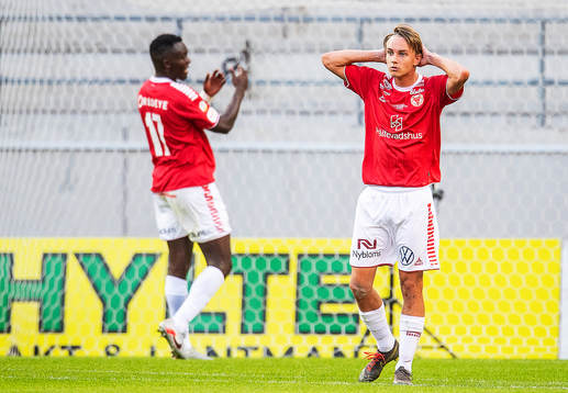 Kalmars Isak Magnusson och Gbenga Arokoyo deppar