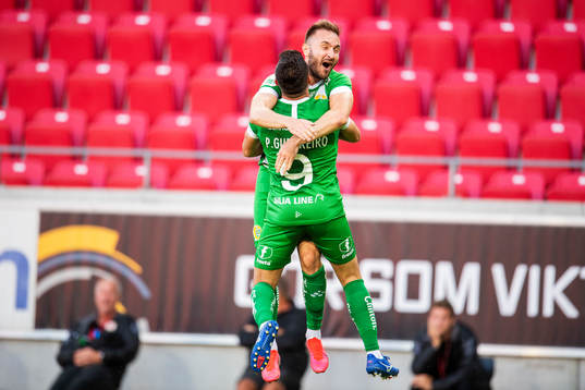 Hammarbys Paulinho jublar med Muamer Tankovic