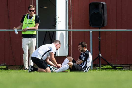 Landskronas Alexander Tkacz har ont och får vård av