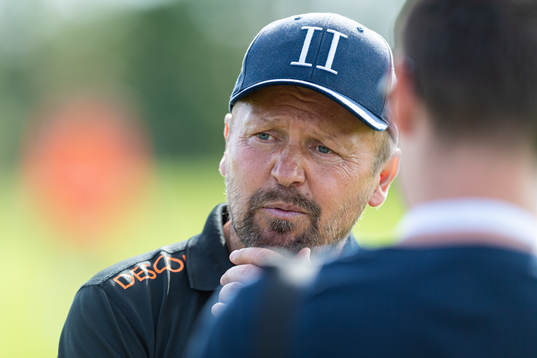 Torns tränare Richard Ringhov i samtal med media