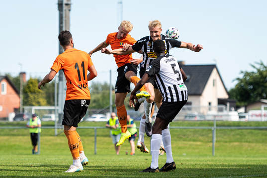 Torns Victor Larsson i nickduell med Landskronas Viktor