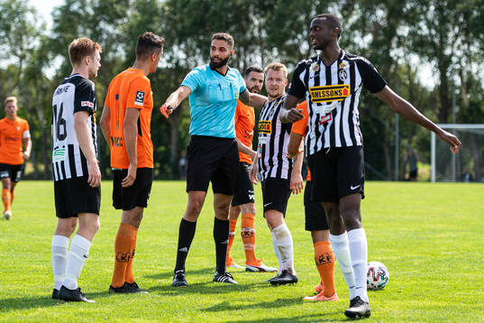 Domare Ahmned Al-Kodri lugnar ner en situation