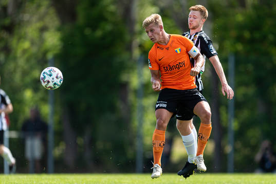 Torns Tobias Karlsson mot Landskronas Dennis Olofsson