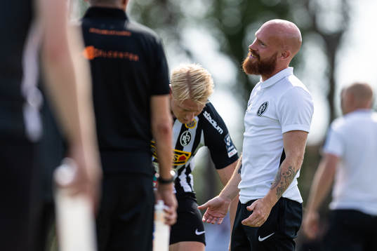 Landskronas assisterande tränare Max Mölder reagerar