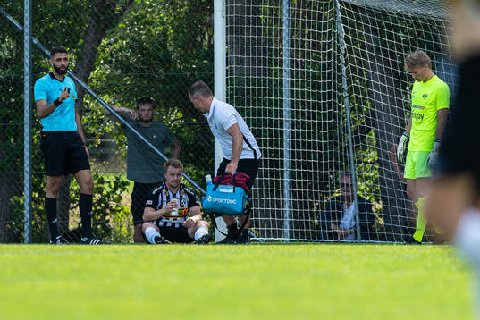 Landskronas Niklas Nielsen har ont och får vård av