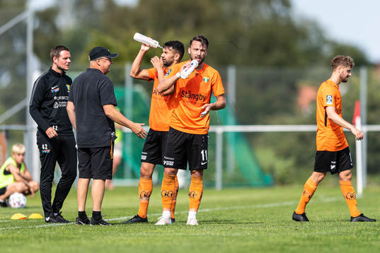 Torns spelare svalkar sig i ett cooling break