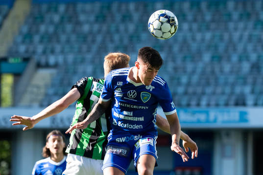 GAIS Julius Lindberg i nickduell med Umeås Deniz Yaldir