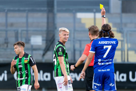 GAIS Joackim Åberg får sitt andra gula kort