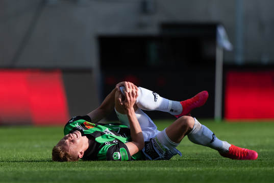GAIS Julius Lindberg tar sig för knät