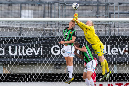GAIS Joackim Åberg och målvakt Mathias Karlsson