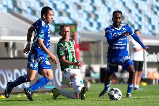 Umeås Soya Takahashi och Beneyam Demte försvarar mot GAIS
