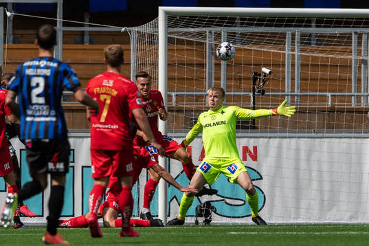 IFK Norrköpings målvakt Isak Pettersson räddar en