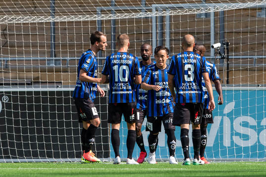 Sirius Mohammed Khalid Saeid jublar med lagkamrater