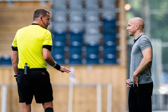 Domare Andreas Ekberg och Sirius tränare Henrik Rydström