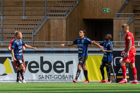 Sirius Stefano Vecchia jublar med lagkamrater