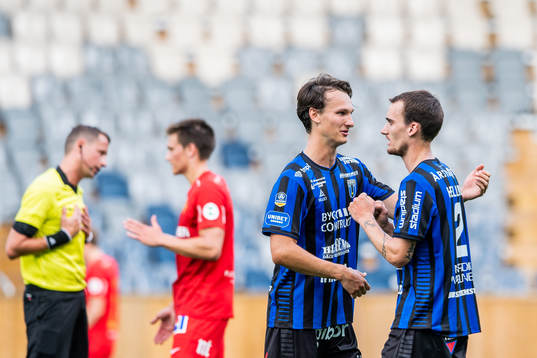 Sirius Hjalmar Ekdal och Adam Hellborg jublar