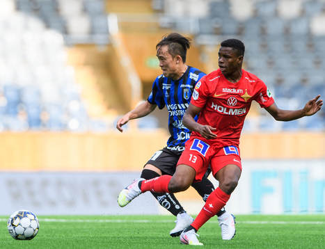 Sirius Yukiya Sugita och IFK Norrköpings Abdulrazaq Ishaq