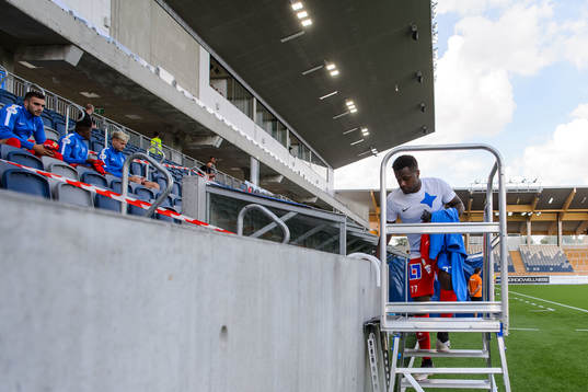 IFK Norrköpings Manasse Kusu går upp till bänken
