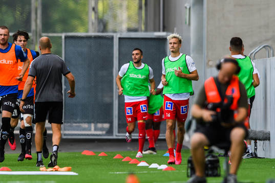 IFK Norrköpings Pontus Almqvist värmer upp