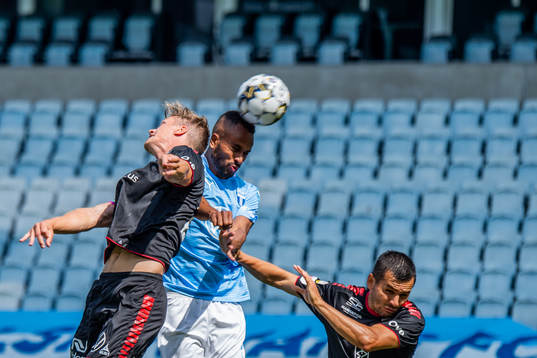 Kalmars Viktor Elm och Emin Nouri mot Malmö FFs Isaac